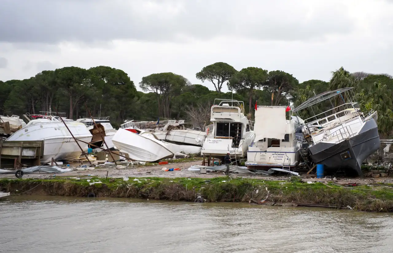 Antalya’da Hortum Dehşeti: İlçeler Savaş Alanına Döndü, Milyonluk Zarar Var! 1